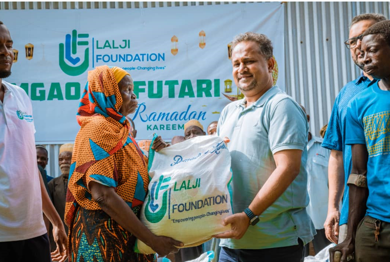 Woman-receiving-iftar-package-from-lalji foundation representative during ramadan 2026