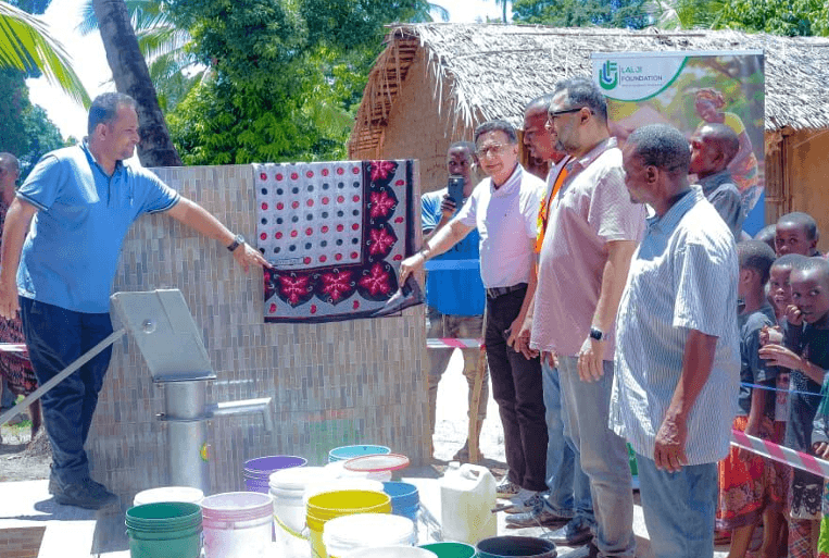 Lalji foundation represantatives handing over the shallow well in kondoa 