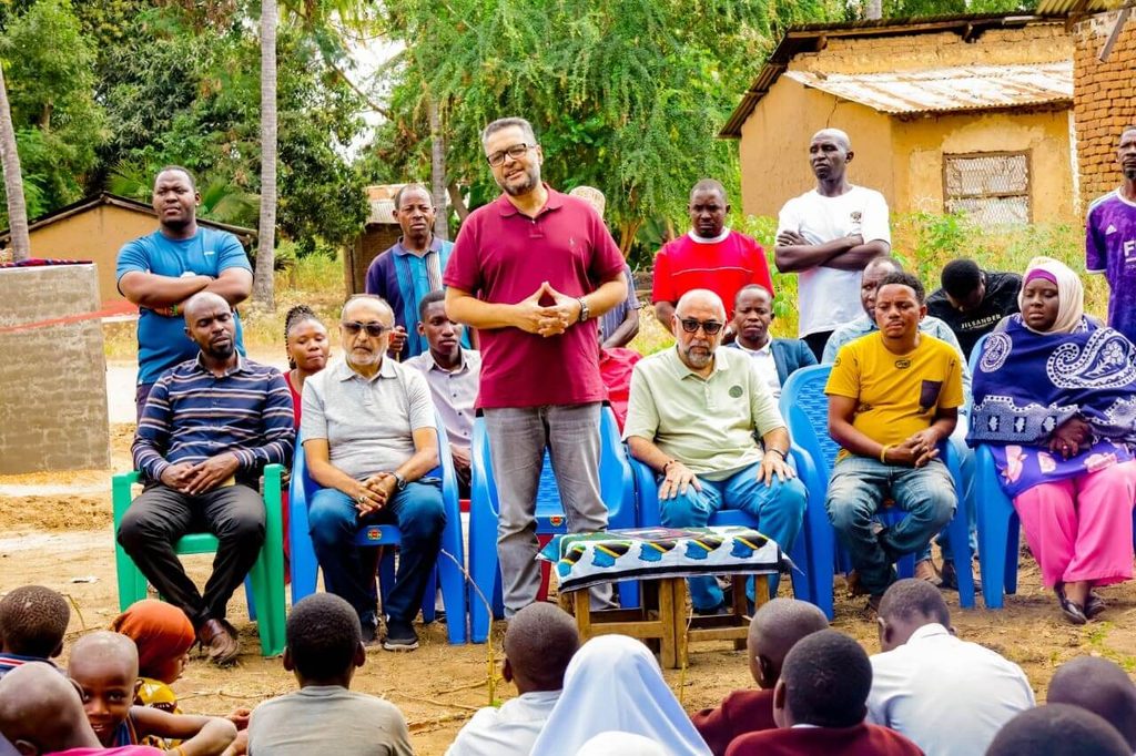 Lalji foundation chairman adressing Chanzuru villagers about the shallow well project