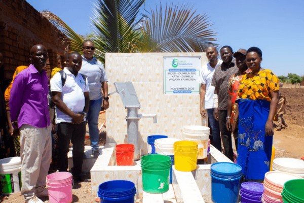 Lalji-foundation-members-with-Dumila-villagers-in-front-of-the-clean-water-project